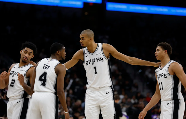 De’Aaron Fox Brings Spurs Together Before Training Camp